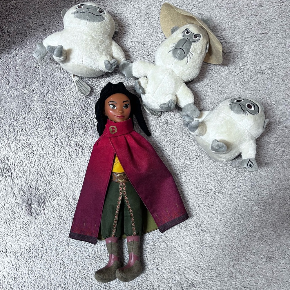 Talking Disney Raya and Chattering Monkeys Plush Set Works